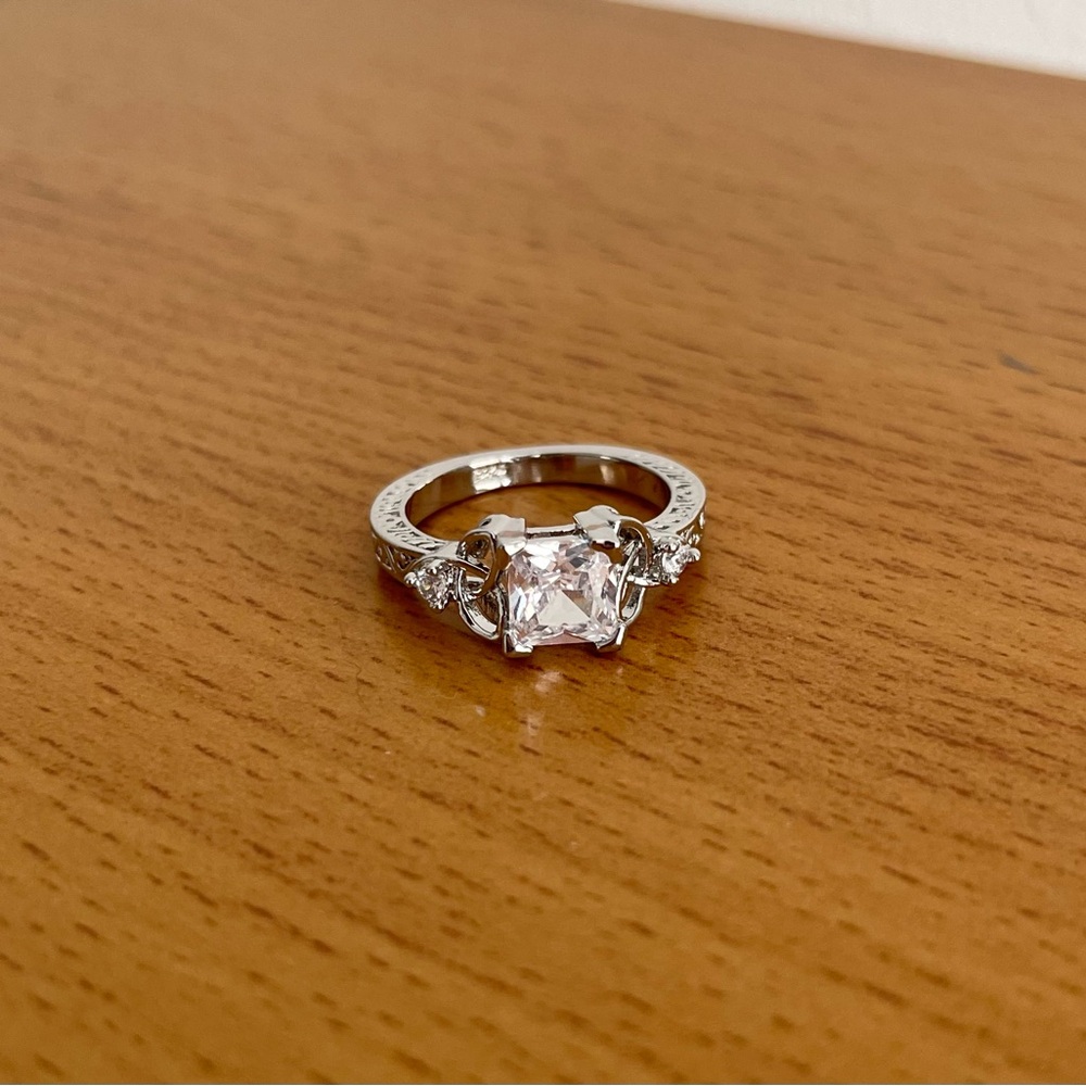 Elegant Silver Ring with Clear Gemstone